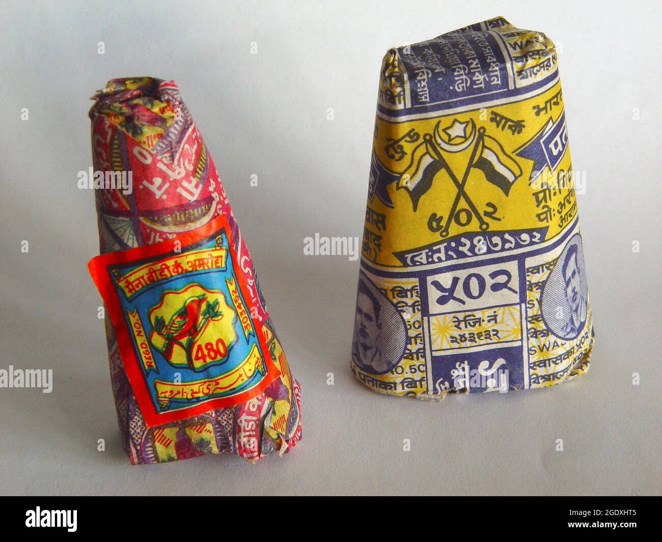 Emballage de cigarettes indiennes. années 1990. Enveloppeurs en papier très décoratifs. Sans plastique. Ce ne sont pas des cigarettes telles que nous les connaissons, mais bien des « bidis », une cigarette roulée à la main avec du tabac farci à l'intérieur de feuilles de tendu et attaché avec un fil, la plupart du temps assemblé par des femmes de ménage de la maison. Ils sont populaires dans les ménages les plus pauvres car ils sont beaucoup moins chers que les cigarettes de marque, et ne sont pas réglementés en aucune manière. Banque D'Images