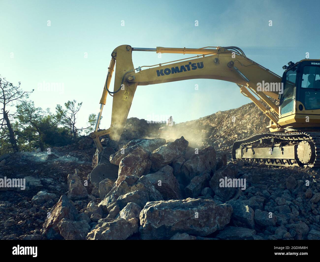Excavatrice Komatsu dans les travaux de construction de routes Banque D'Images