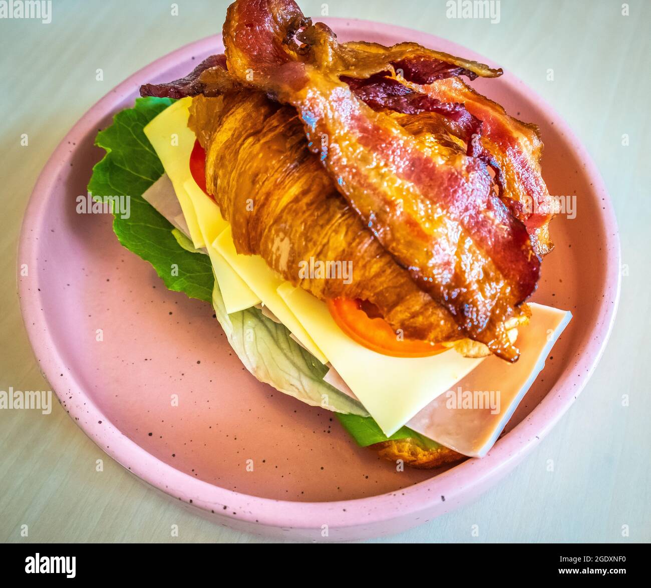 Sandwich à la dinde sur un croissant au fromage suisse jambon légumes petit déjeuner sain le matin Banque D'Images