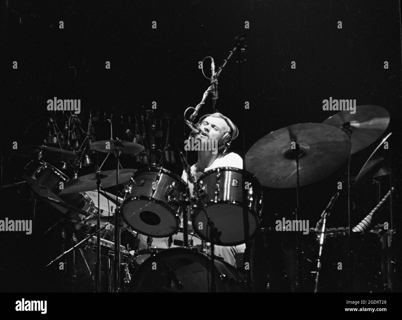 Groupe de rock Genesis, en direct sur The Lamb Lies Down Tour à Manchester,  Angleterre, en avril 28 1975. Ce spectacle en direct remarquable a été le  dernier à présenter le chanteur