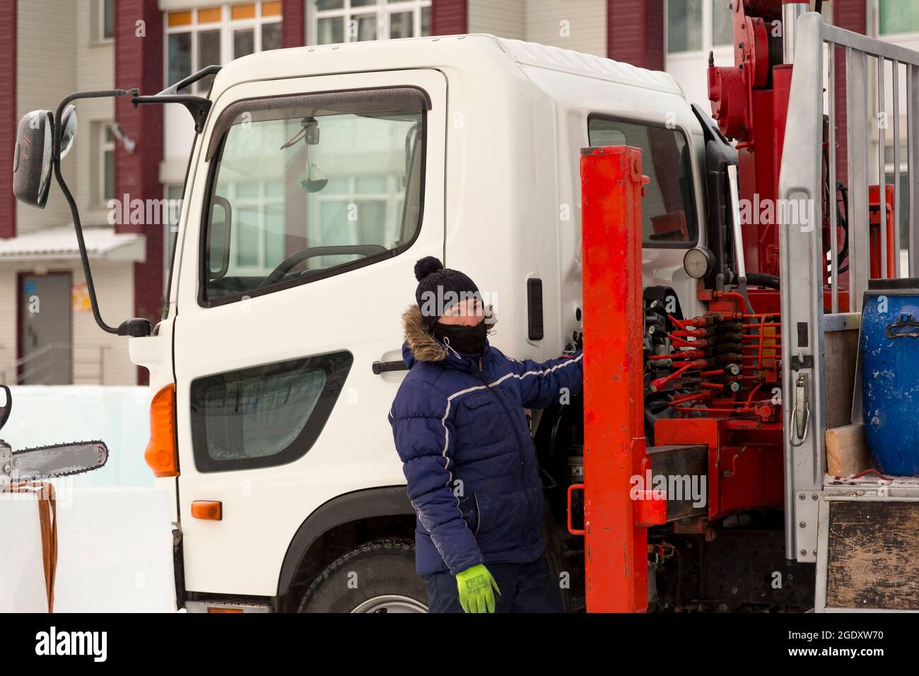 Le pilote se concentre sur manipulateur hydraulique de commande de grue Banque D'Images