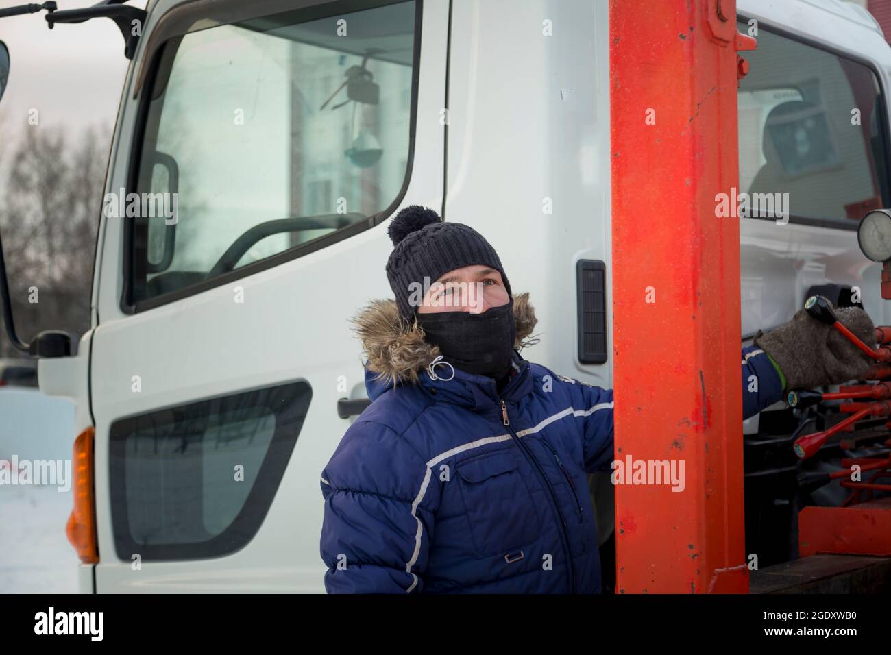Le pilote se concentre sur manipulateur hydraulique de commande de grue Banque D'Images