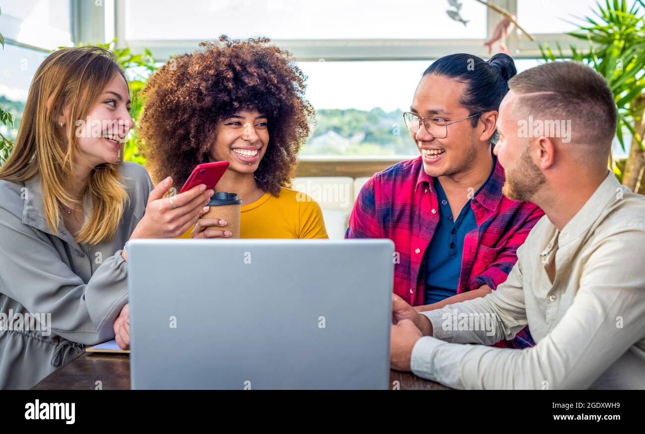 groupe de jeunes adultes étudiants ayant une pause pendant le travail à domicile. multiculturel heureux personnes travaillant dans un espace de travail de collègue de démarrage discutant d'un projet. Banque D'Images