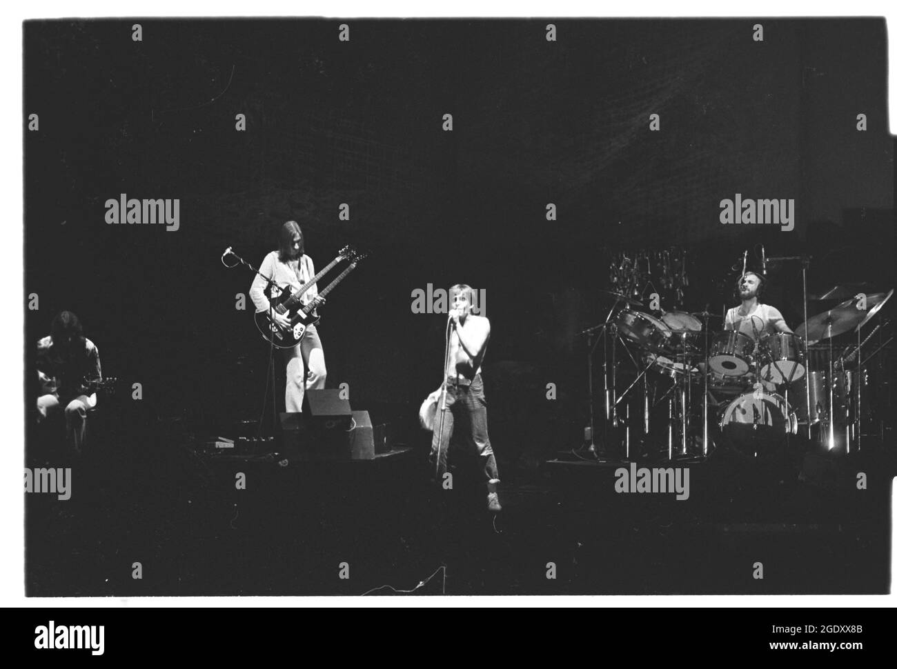 Genesis, Palace Theatre Manchester. 28 avril 1975. Lamb se trouve sur Broadway tour, image de groupe. Dernière visite de Peter Gabriel avec le groupe. Photo : Simon Robinson / facile à regarder. Plus de négatifs sur fichier. Banque D'Images