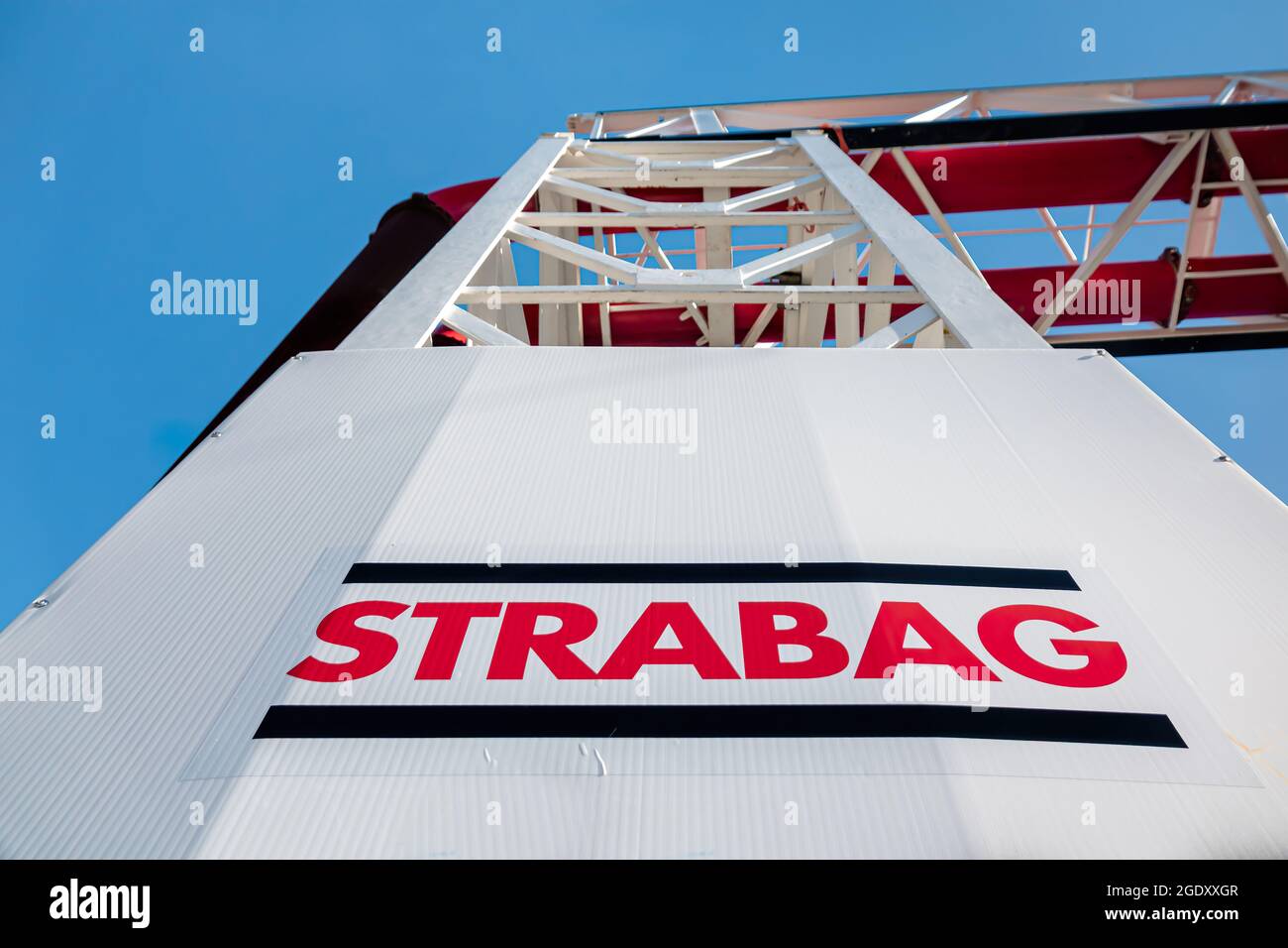 ALTSTETTEN-ZH, SUISSE - 20 FÉVRIER 2020 : Strabag est une entreprise de construction autrichienne. Sur la photo le panneau sur le chantier de construction à Altstet Banque D'Images