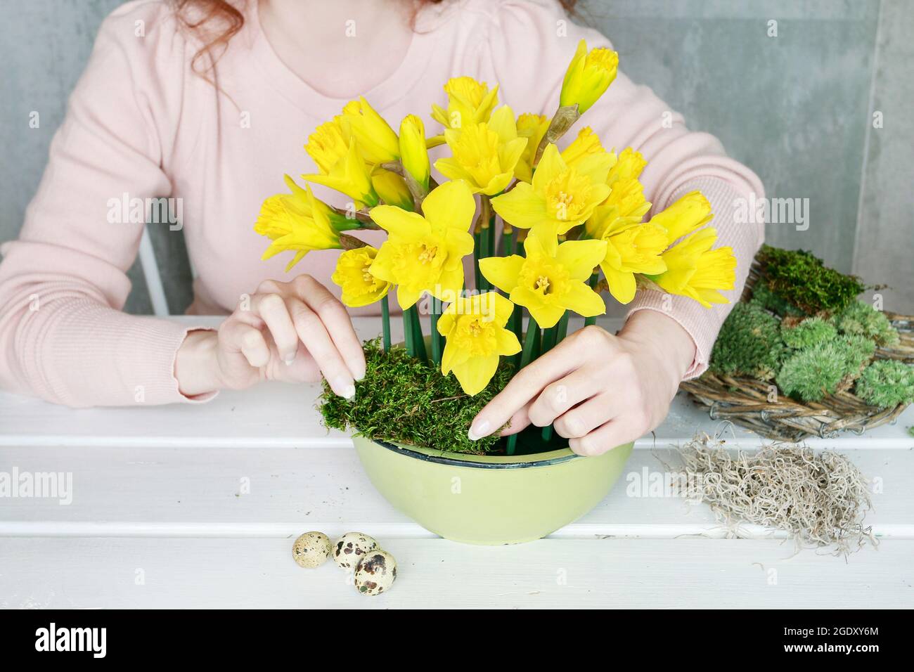 Fleuriste au travail: Comment faire la décoration de table de Pâques avec  des jonquilles et de la mousse dans un bol en céramique. Idées de  décoration printanière. Étape par étape, tutoriel Photo