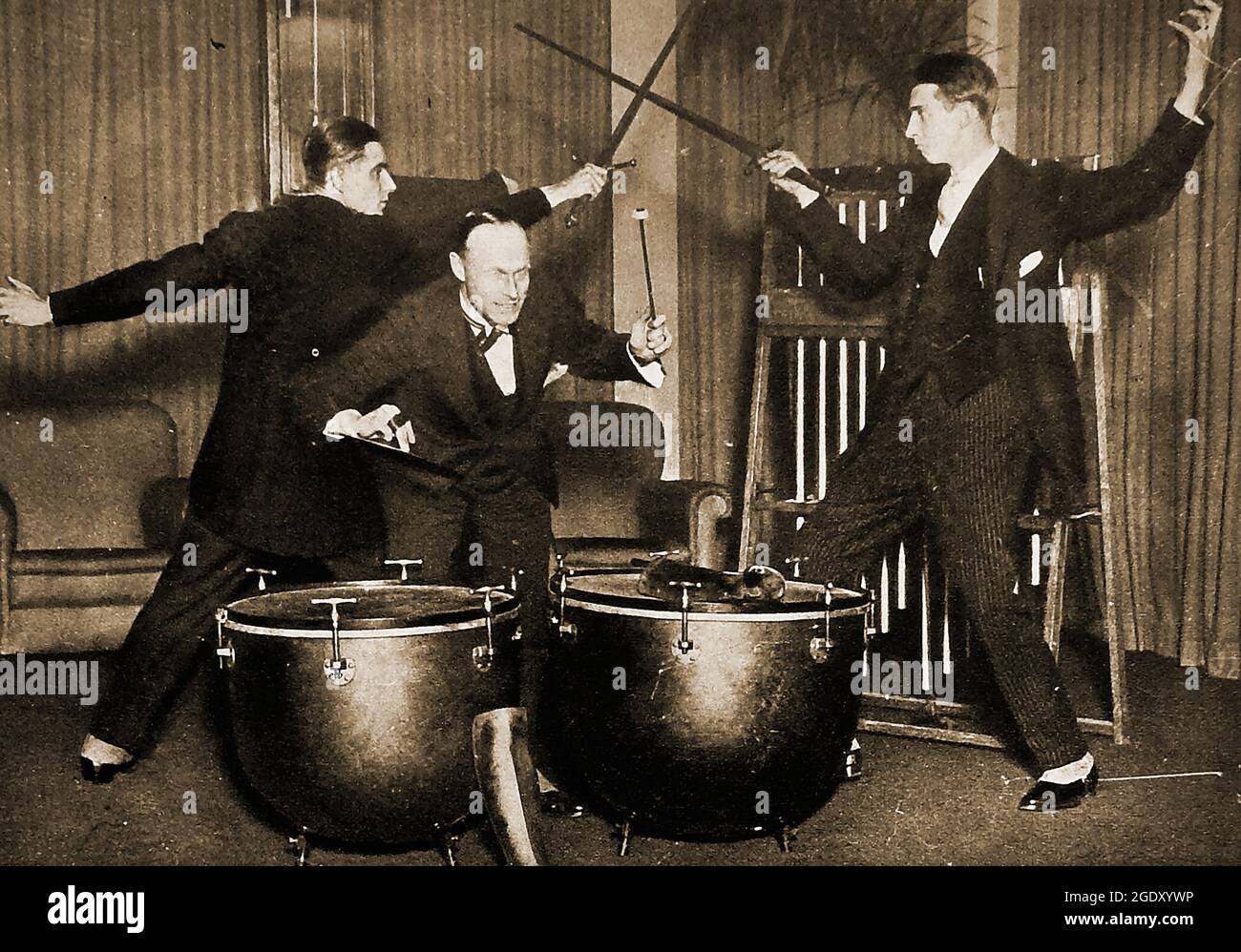 Effets sonores aux studios de radio de la BBC (British Broadcasting  Association), Londres, en 1925. Un combat d'épée avec des effets de  kettledrum. En novembre 1922, la BBC a lancé son premier