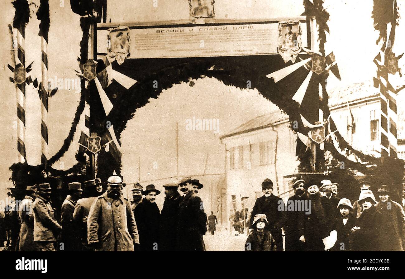 La première Guerre mondiale la Bulgarie envahit la Serbie en décorant l'entrée des villes conquises comme dans cette vieille photo. Banque D'Images