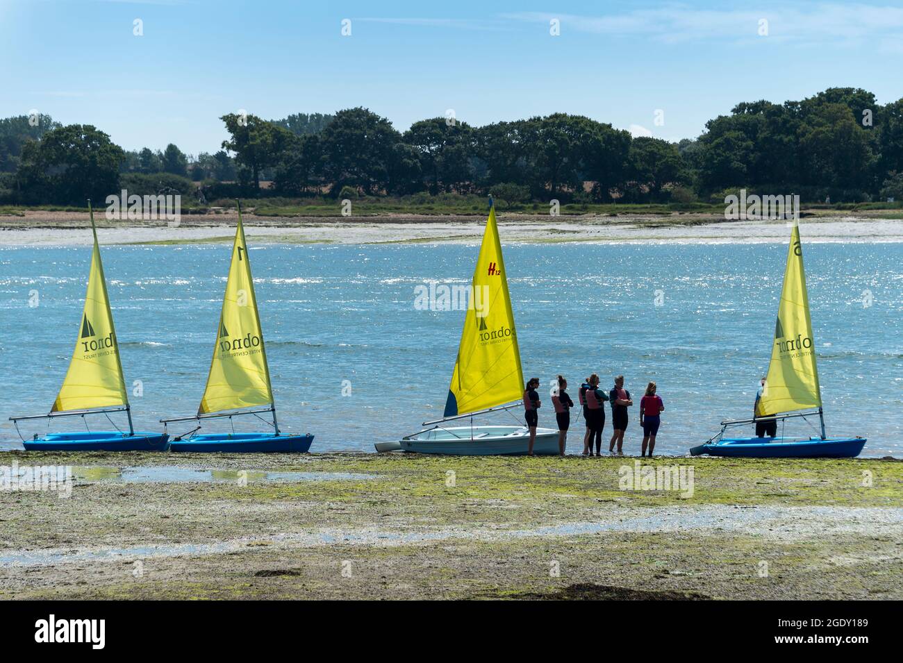 École de voile, apprendre à naviguer à bord des dinghies dans le port de Chichester. Banque D'Images