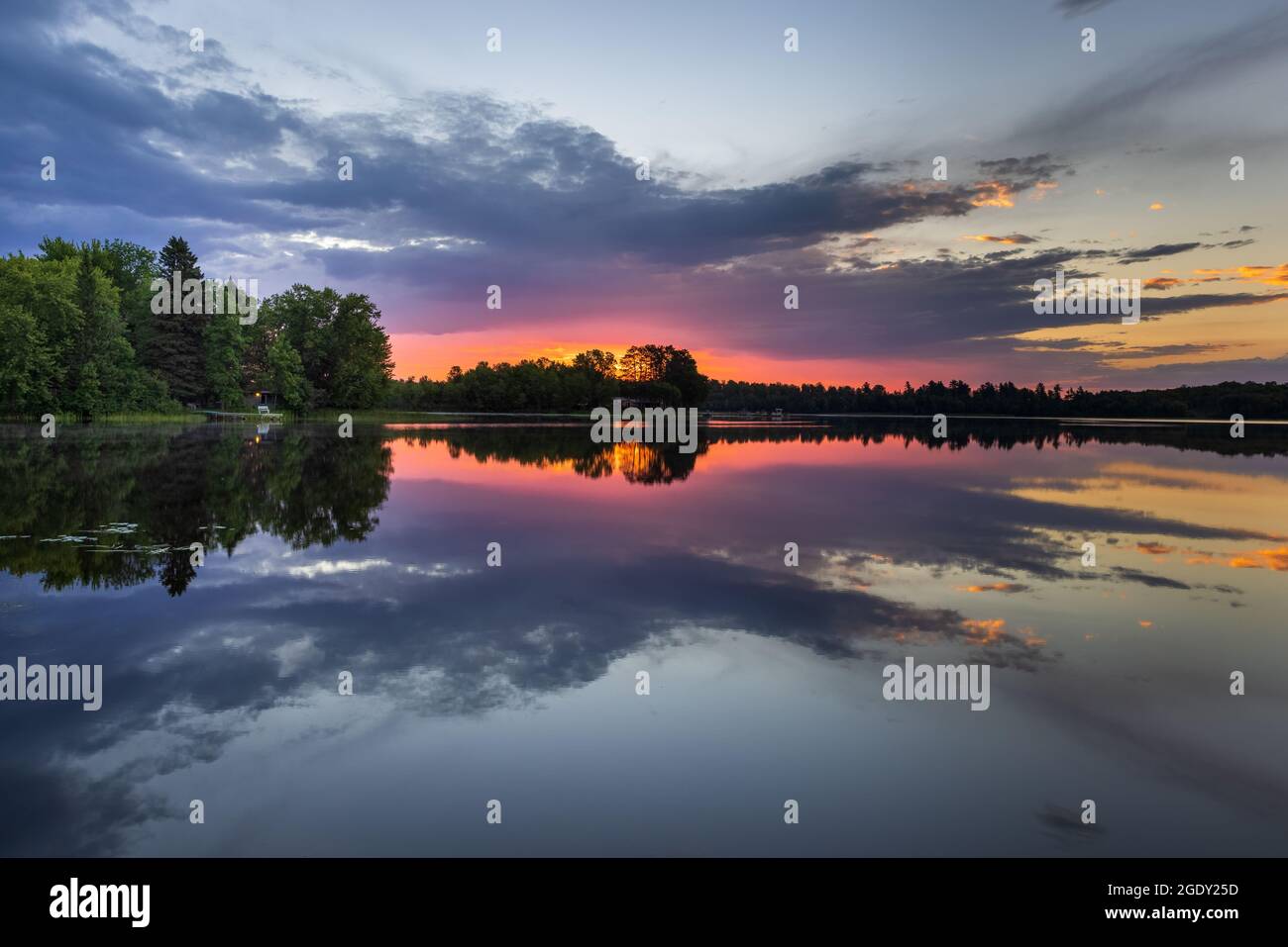 Lever du soleil sur le lac Blaisdell dans le nord du Wisconsin. Banque D'Images