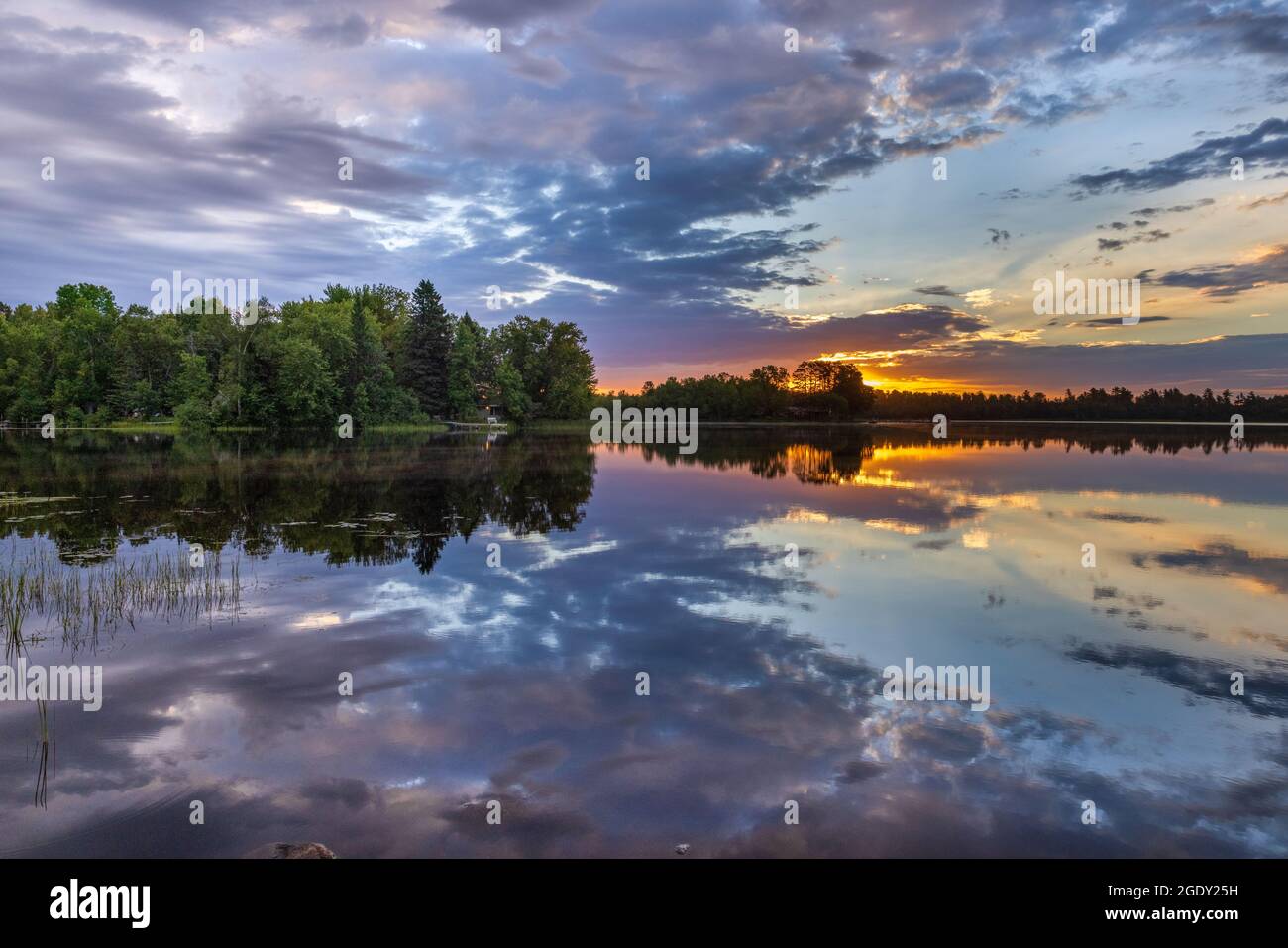 Lever du soleil sur le lac Blaisdell dans le nord du Wisconsin. Banque D'Images