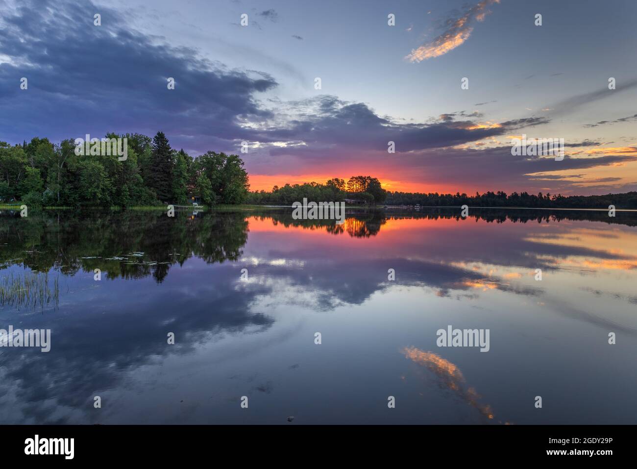 Lever du soleil sur le lac Blaisdell dans le nord du Wisconsin. Banque D'Images