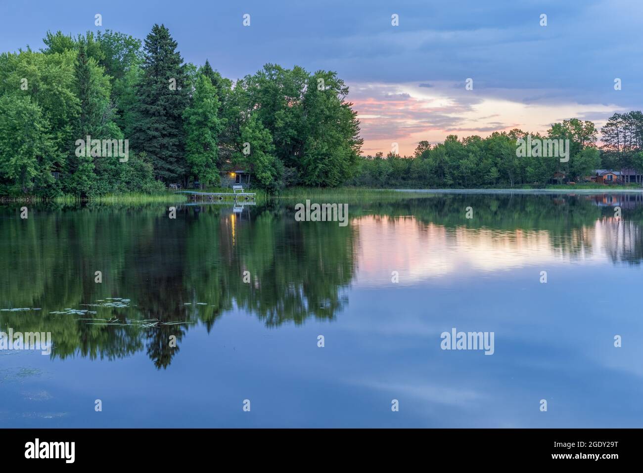 Lever du soleil sur le lac Blaisdell dans le nord du Wisconsin. Banque D'Images