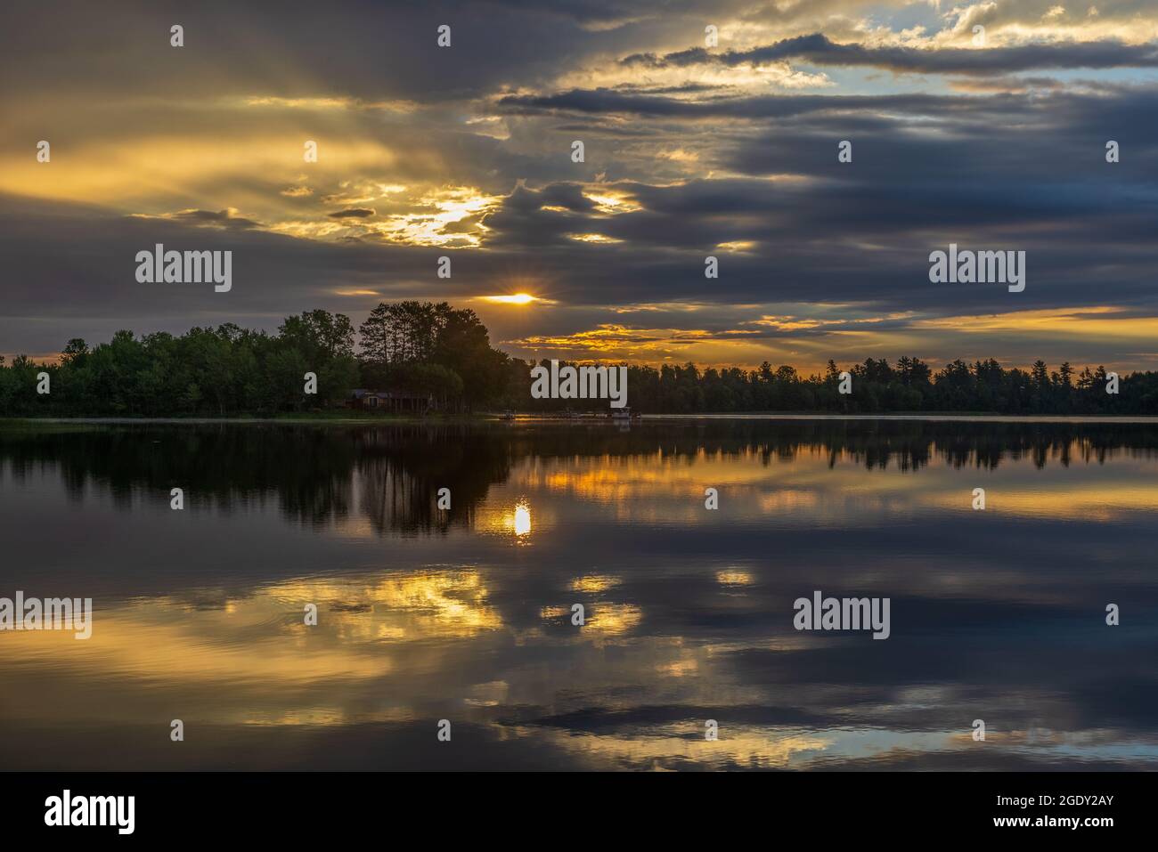 Lever du soleil sur le lac Blaisdell dans le nord du Wisconsin. Banque D'Images
