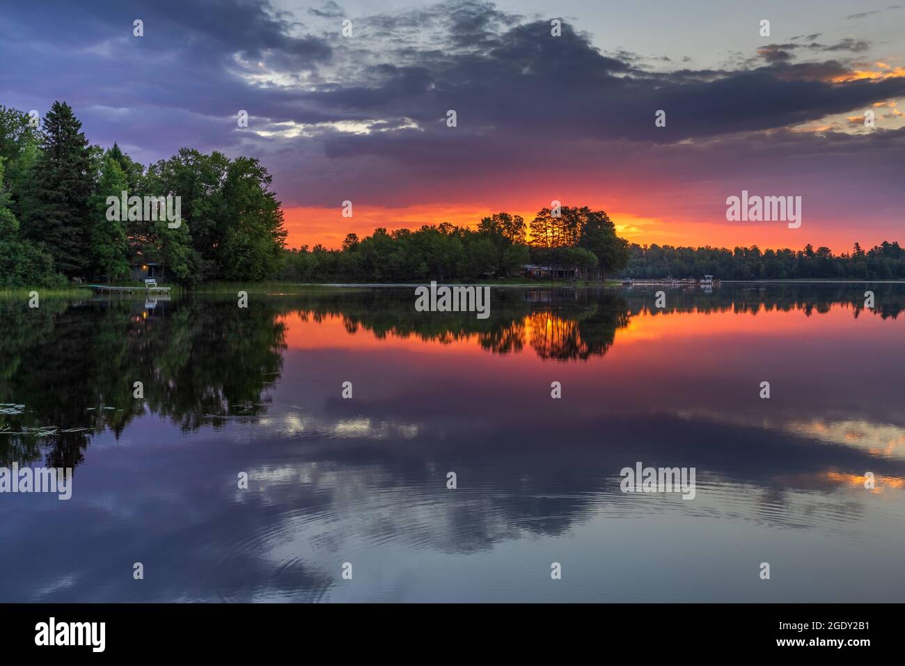 Lever du soleil sur le lac Blaisdell dans le nord du Wisconsin. Banque D'Images