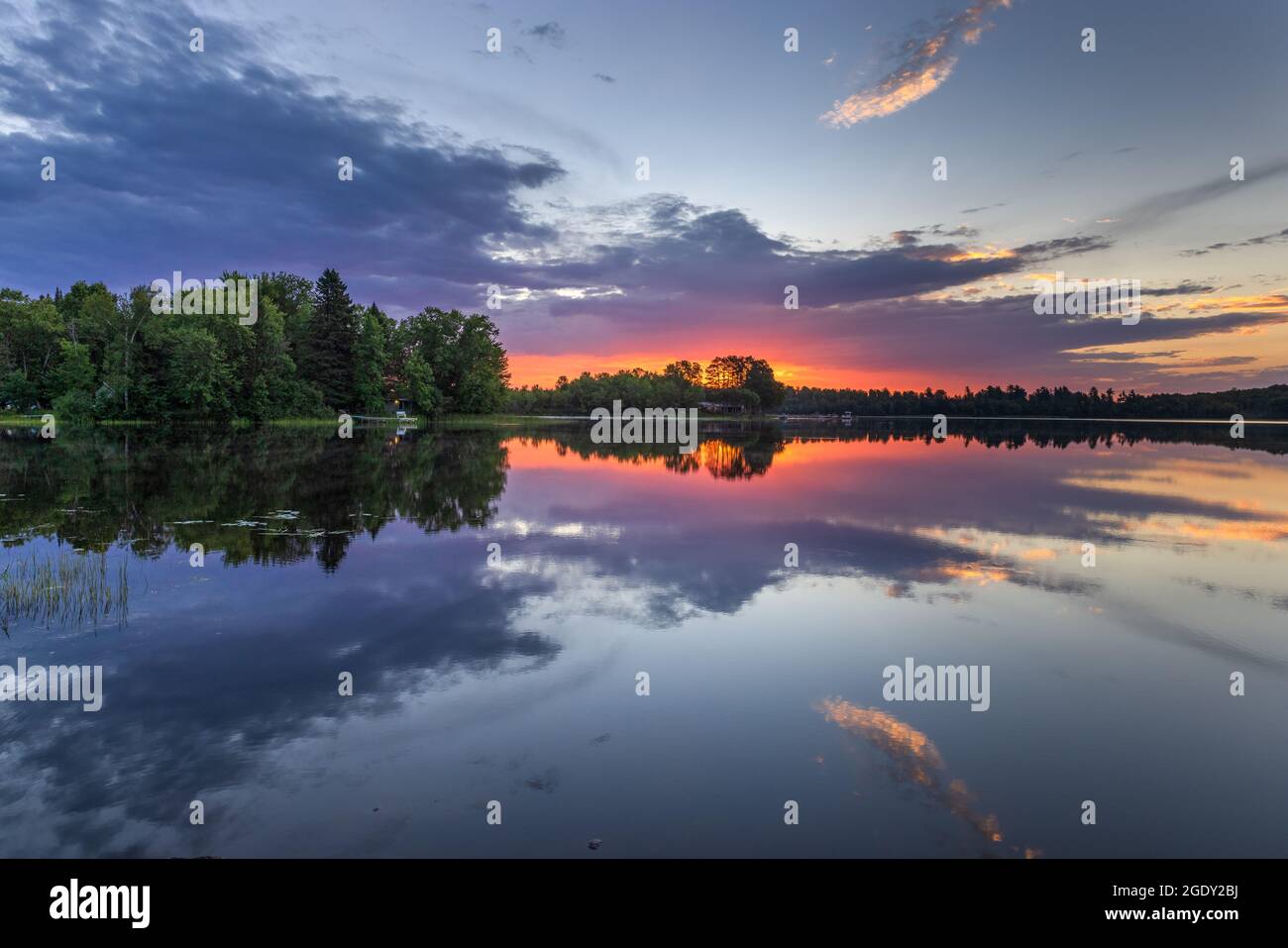 Lever du soleil sur le lac Blaisdell dans le nord du Wisconsin. Banque D'Images