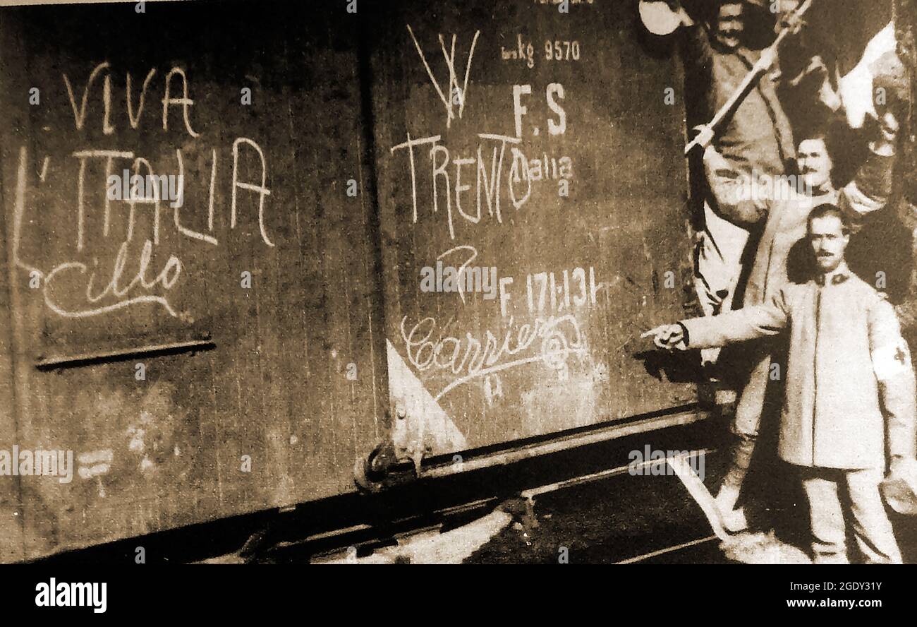 WWI - les soldats italiens se mettent à bord d'un train couvert de graffiti immédiatement après la déclaration de guerre italienne. Banque D'Images