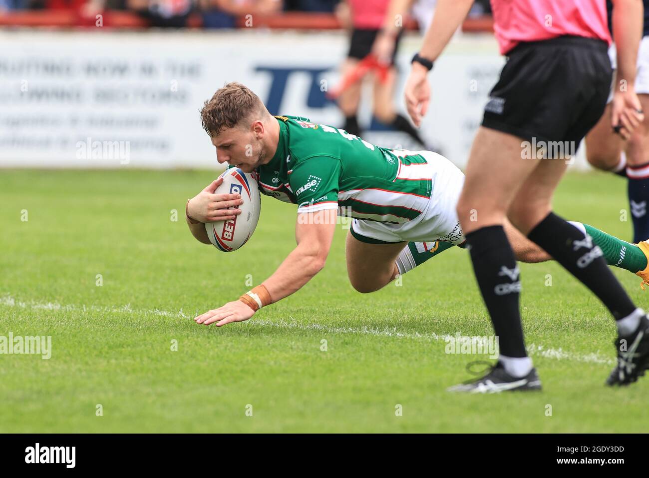 George Williams (31) de Warrington Wolves passe à Wakefield, au Royaume-Uni, le 8/15/2021. (Photo de Mark Cosgrove/News Images/Sipa USA) Banque D'Images