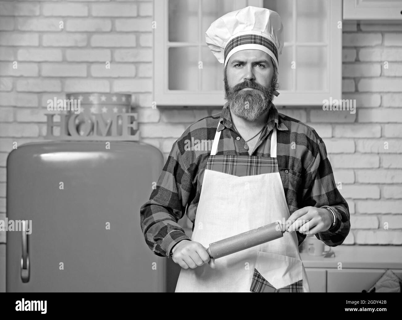 Le chef cuisinier prépare des pâtes italiennes sur une table en bois Banque D'Images