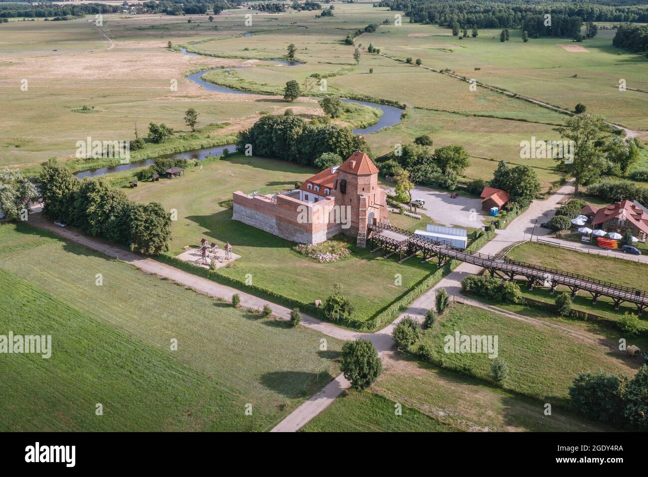 Vue sur les drone du château ducal gothique du XVe siècle sur la rive du fleuve Liwiec dans le village de LIW, la Voïvodeship de Masovian en Pologne Banque D'Images