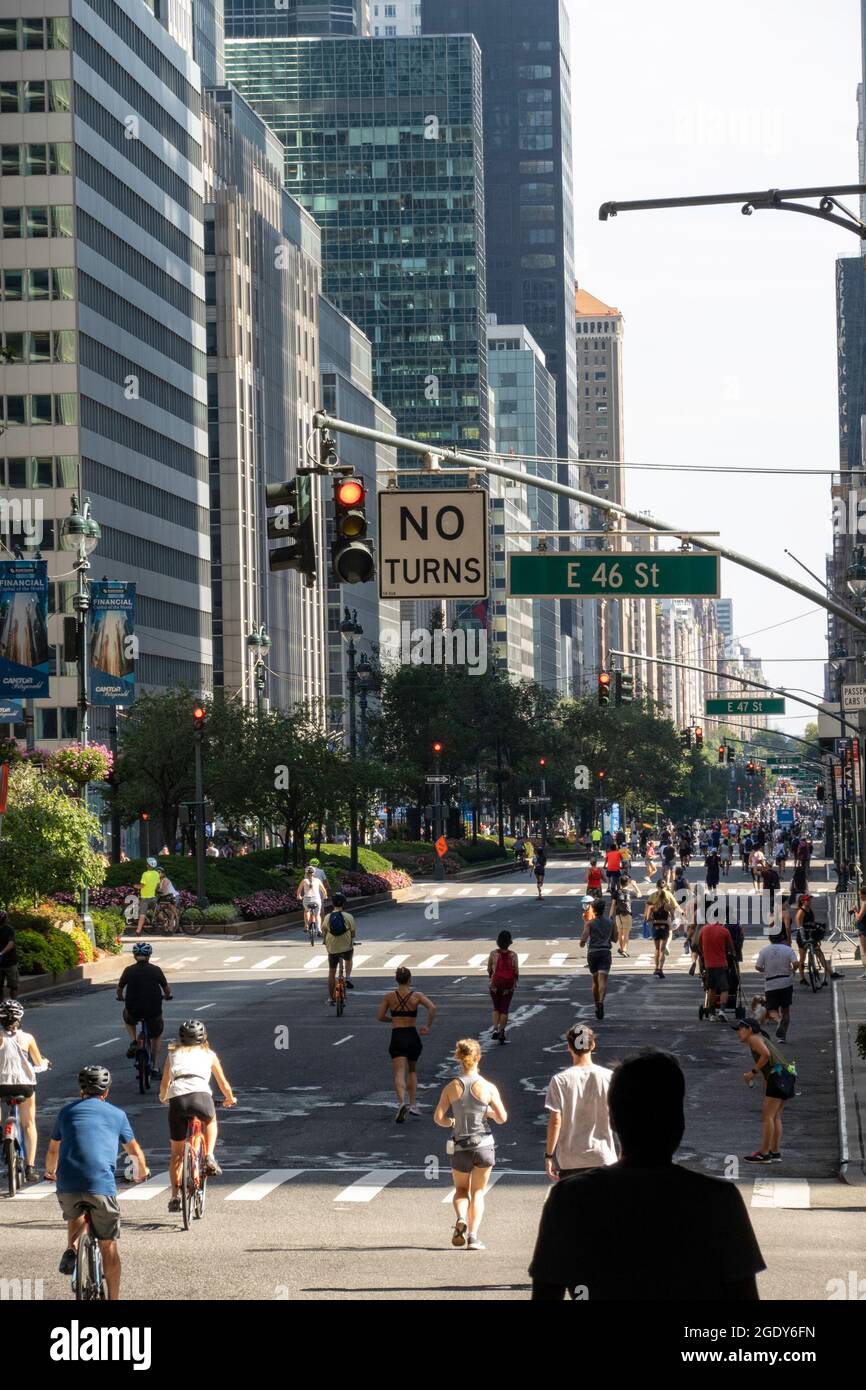 Summer Streets permet un accès gratuit sur Park Avenue pour les coureurs et les motards chaque mois d'août pour deux samedis matin, NYC, USA, 2021 Banque D'Images