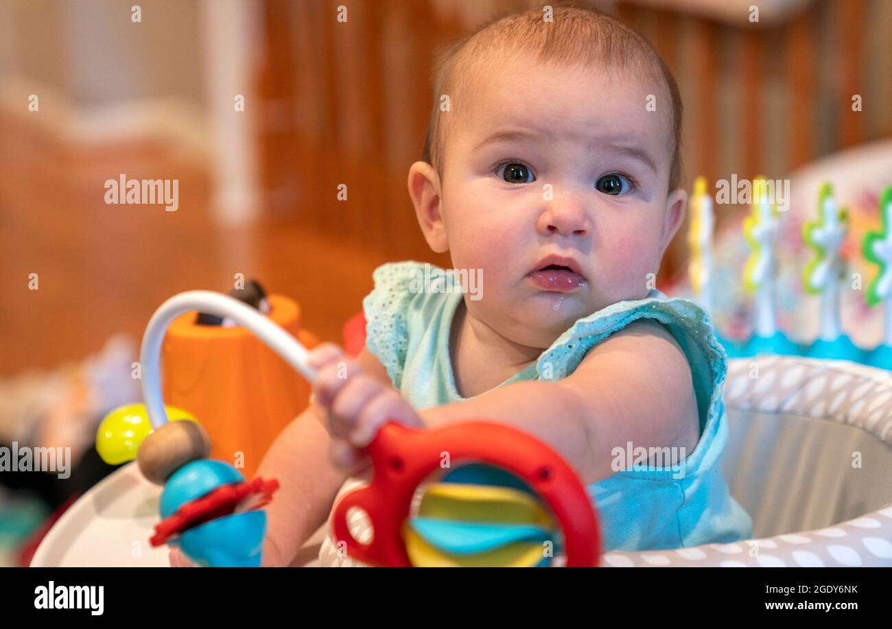 Mignon enfant américain asiatique de cinq mois est surpris par l'appareil photo Banque D'Images