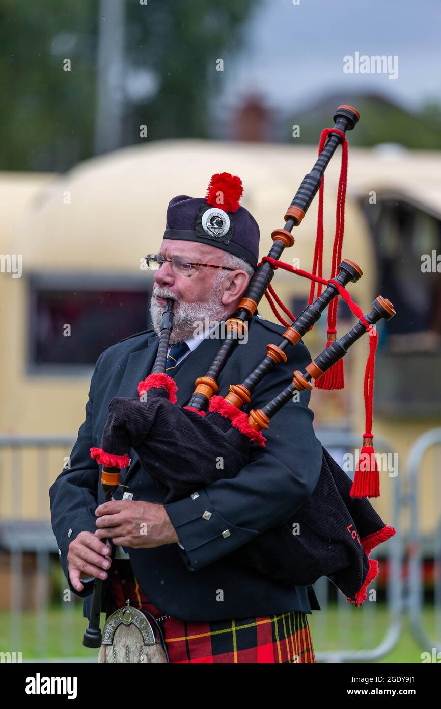 Lliverpool Clan Wallace Pipe Band se produit au Penketh Carnival 2021 Banque D'Images