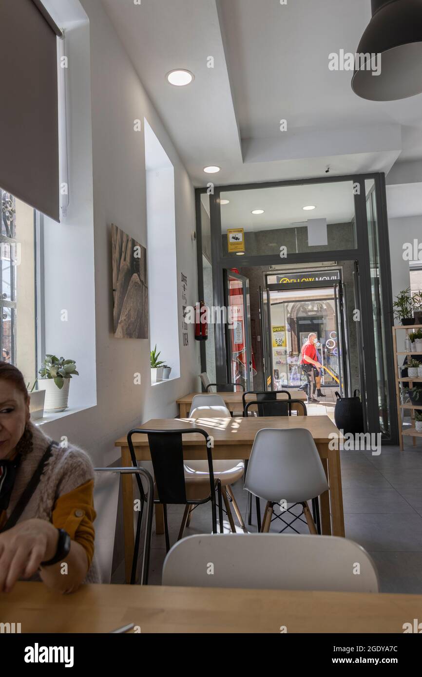 Huelva, Espagne;03.27.2021:Une femme prenant son petit déjeuner dans un café d'avant-garde. Banque D'Images