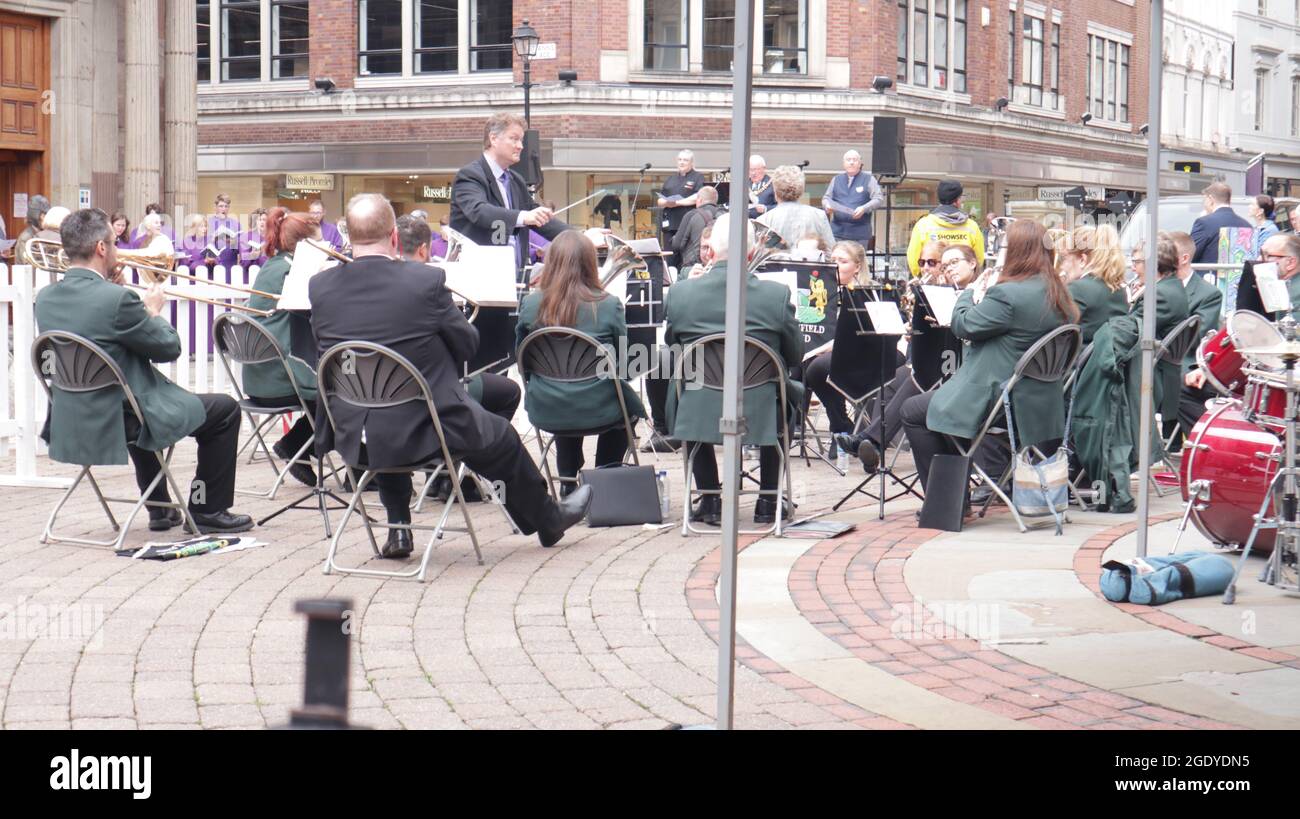 Manchester Angleterre 15 août 2021 Greenfield Band dirigé par Phil Goodwin se produit à l’extérieur de l’église St Ann pour un service de Thanksgiving et du souvenir dans le cadre de l’événement « Thank You Manchester » organisé par le Manchester Council à l’extérieur de l’église St Ann © Ged Noonan/Alamy Banque D'Images