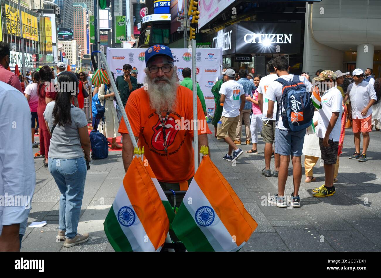 Des centaines de New-Yorkais se sont rassemblés à Times Square, New York City, pour célébrer la 75e journée indienne indépendante le 15 août 2021. Banque D'Images