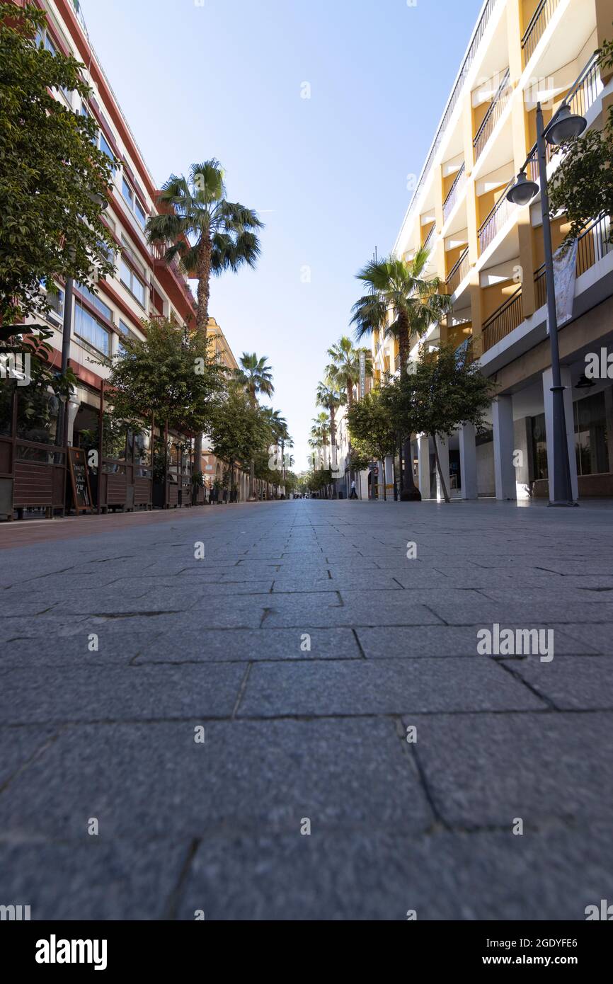 Huelva, Espagne; 03.16.2021: Avenida Gran via, au centre de la ville. Une température de 20 degrés Banque D'Images
