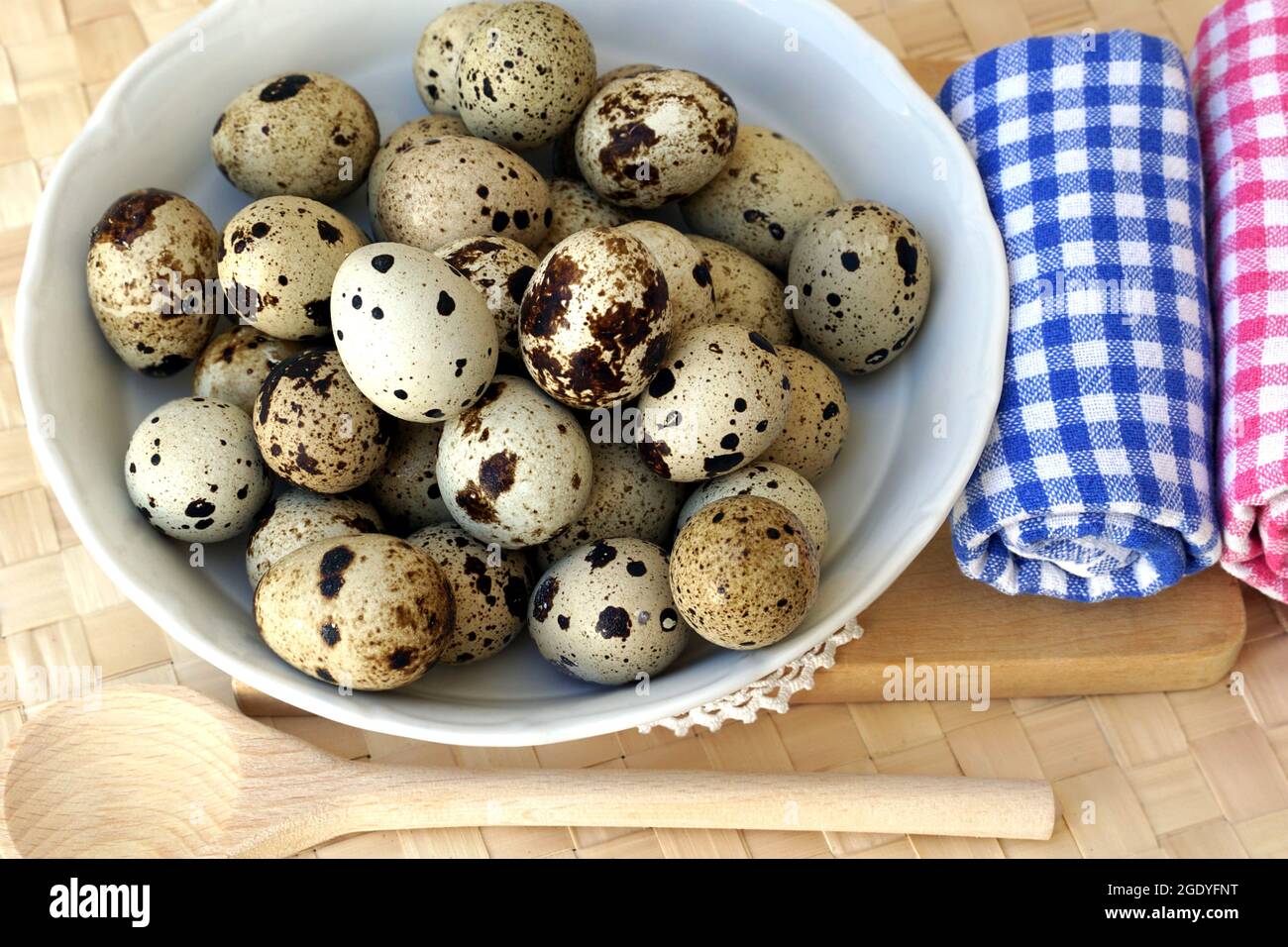 Petits œufs en pointillés de caille japonaise dans la plaque préparée pour la cuisson Banque D'Images