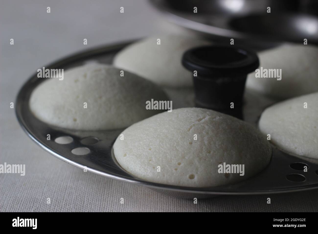 Gateau De Lentilles De Riz Vapeur A L Interieur Du Moule Le Gateau Au Riz Vapeur Est Connu Sous Le Nom De Sans Rien Faire En Inde Le Moule Est Utilise Pour Obtenir