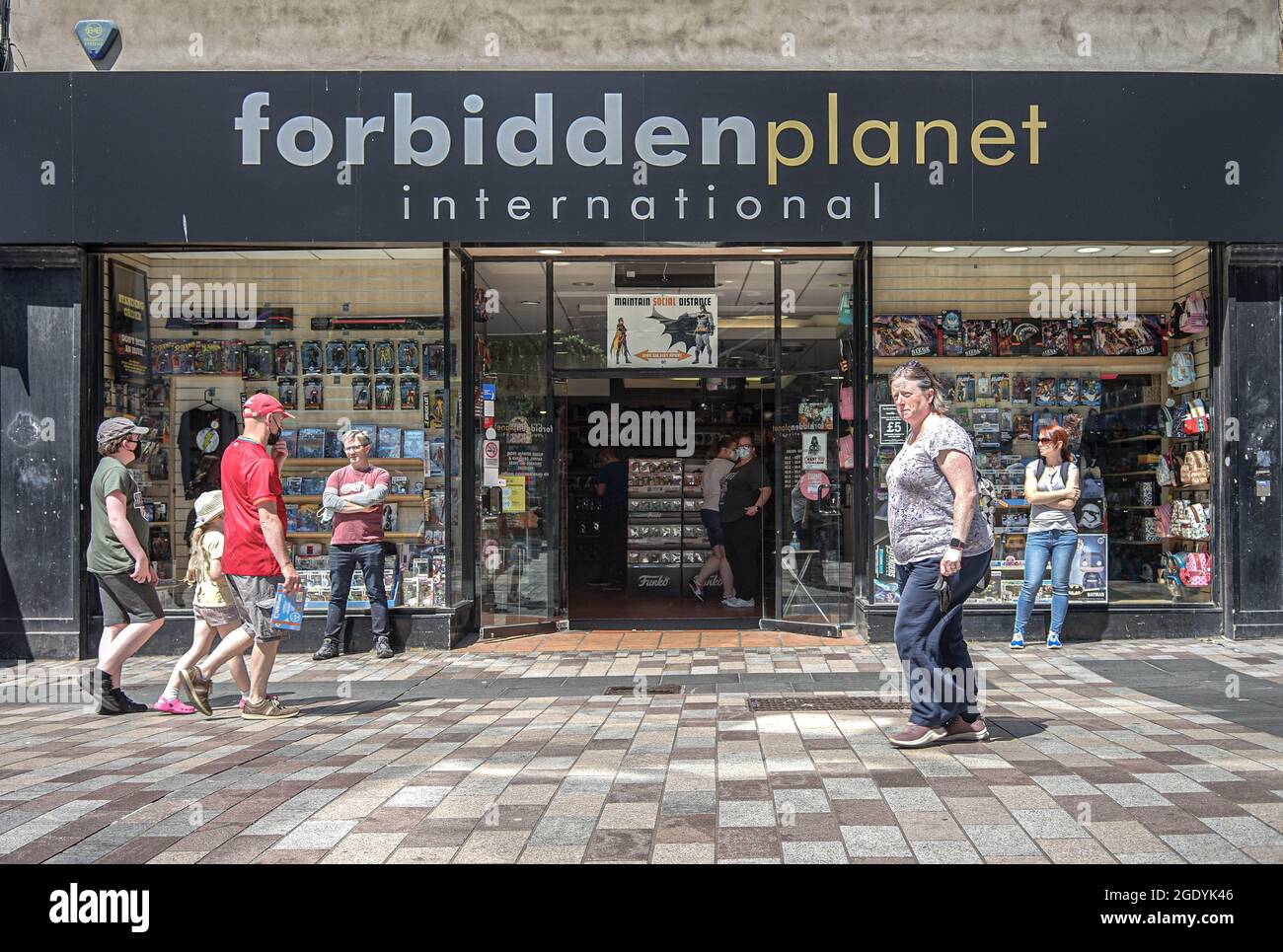 Belfast, Royaume-Uni. 18 juillet 2021. Les clients masqués entrent dans la boutique internationale Forbidden Planet sur Ann Street à Belfast. Crédit : SOPA Images Limited/Alamy Live News Banque D'Images