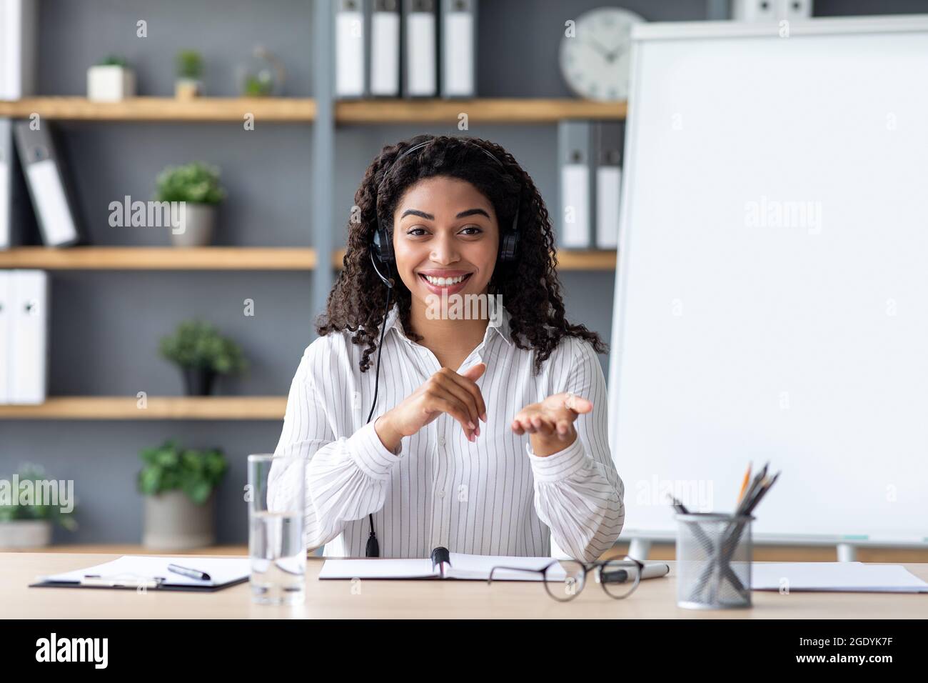 Pandémie Covid-19, distance sociale, nouvelle leçon normale en ligne et formation virtuelle à domicile Banque D'Images