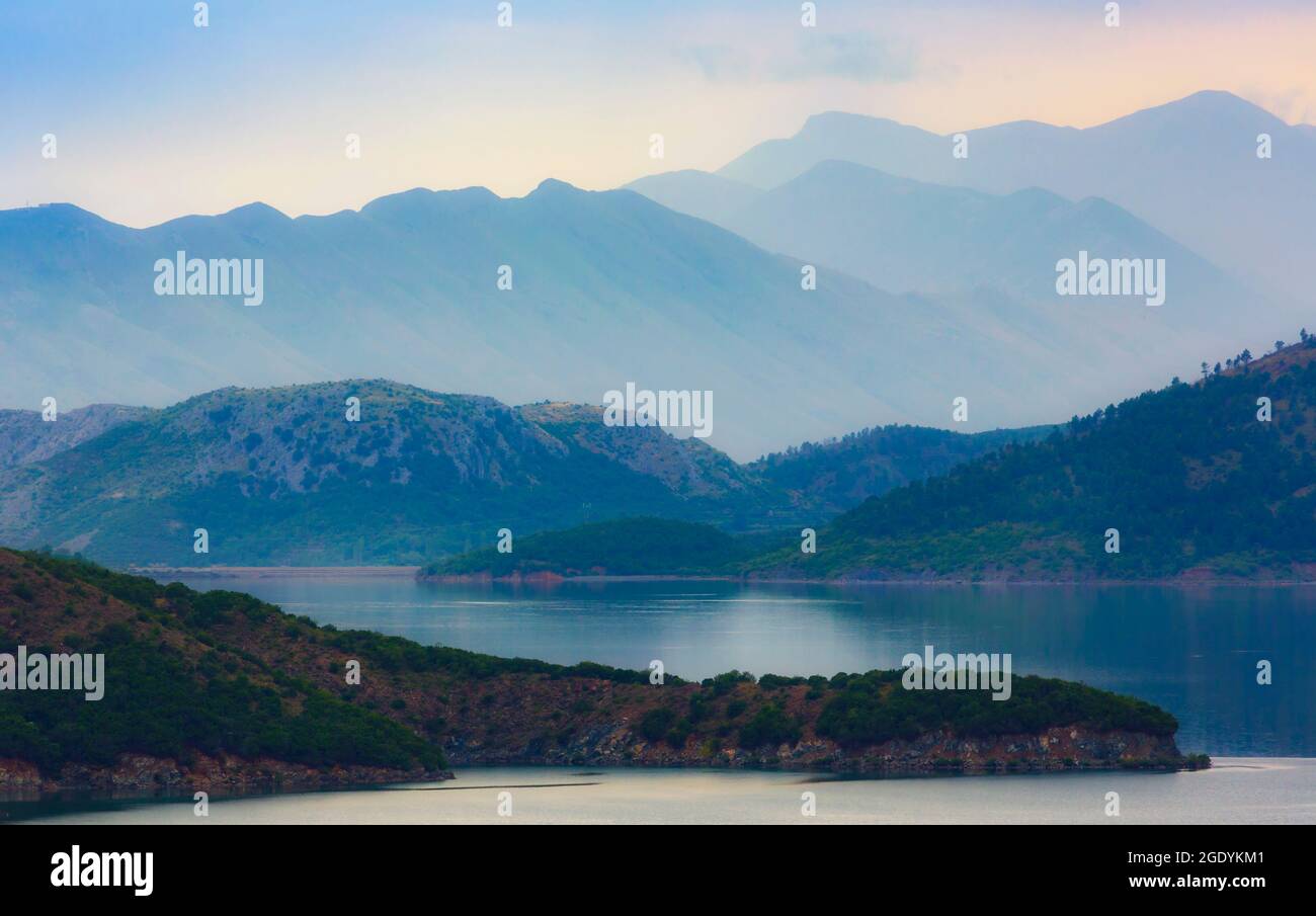 Albanie. La rivière Drin entre Vau i Dejes et Koman, où elle entre dans le réservoir Vau i Dejes. Banque D'Images