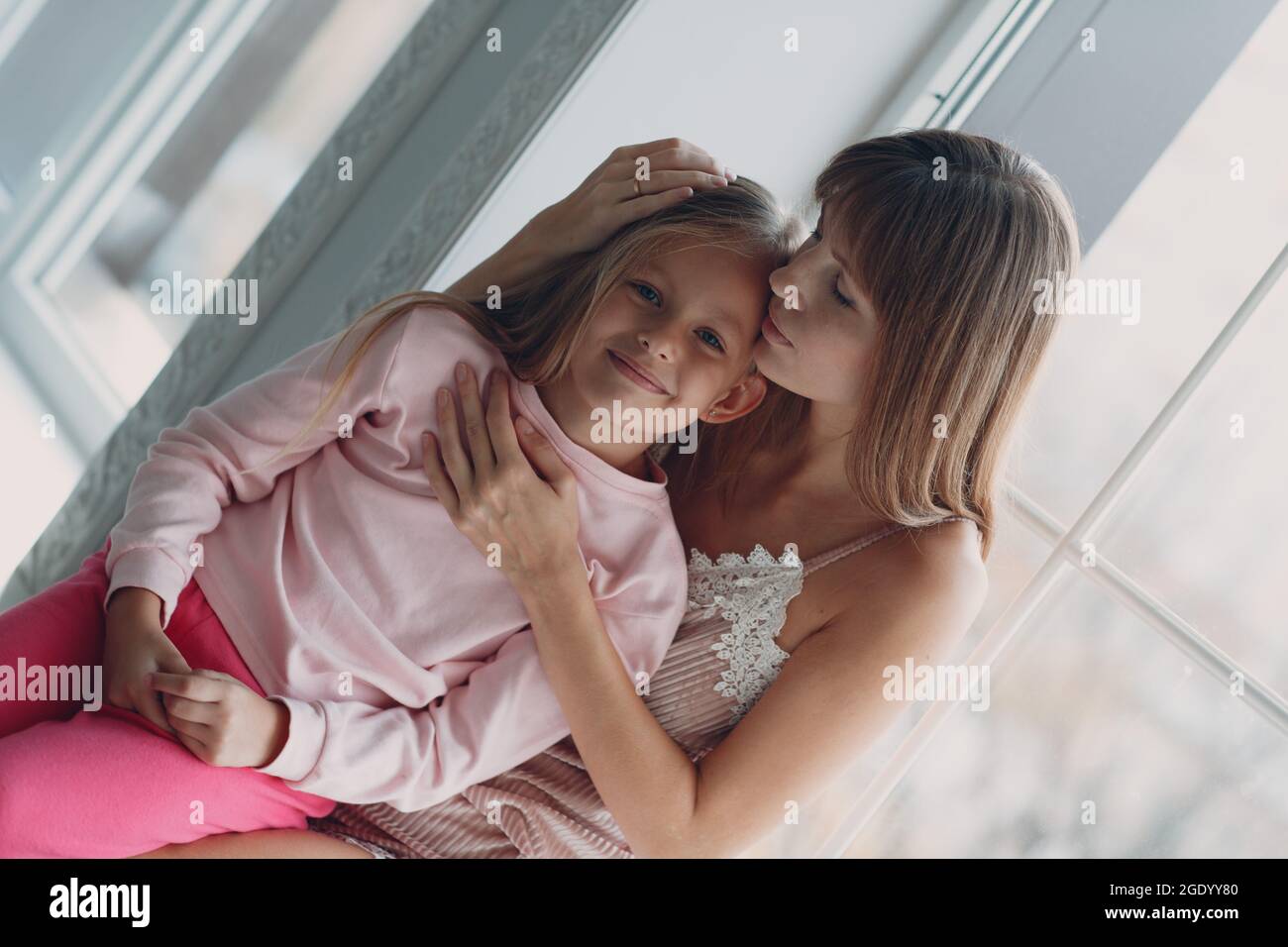 Mère et petite fille enfant fille à la maison. Parent unique et maternité. Banque D'Images