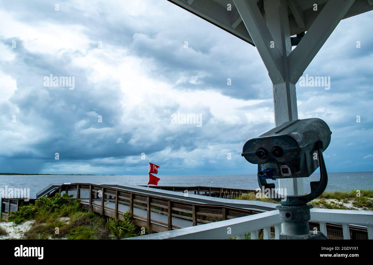 Vue binoculaire depuis le phare et le musée de Port Boca Grande se tenir fort sur l'île de Gasparilla comme une tempête tropicale avec des nuages noirs se profilant au large de la côte Banque D'Images Vue binoculaire depuis le phare et le musée de Port Boca Grande se tenir fort sur l'île de Gasparilla comme une tempête tropicale avec des nuages noirs se profilant au large de la côte Banque D'Images