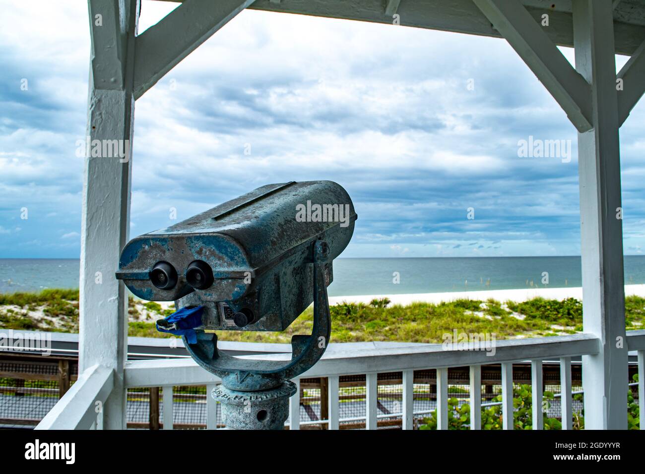 Vue binoculaire depuis le phare et le musée de Port Boca Grande se tenir fort sur l'île de Gasparilla comme une tempête tropicale avec des nuages noirs se profilant au large de la côte Banque D'Images Vue binoculaire depuis le phare et le musée de Port Boca Grande se tenir fort sur l'île de Gasparilla comme une tempête tropicale avec des nuages noirs se profilant au large de la côte Banque D'Images