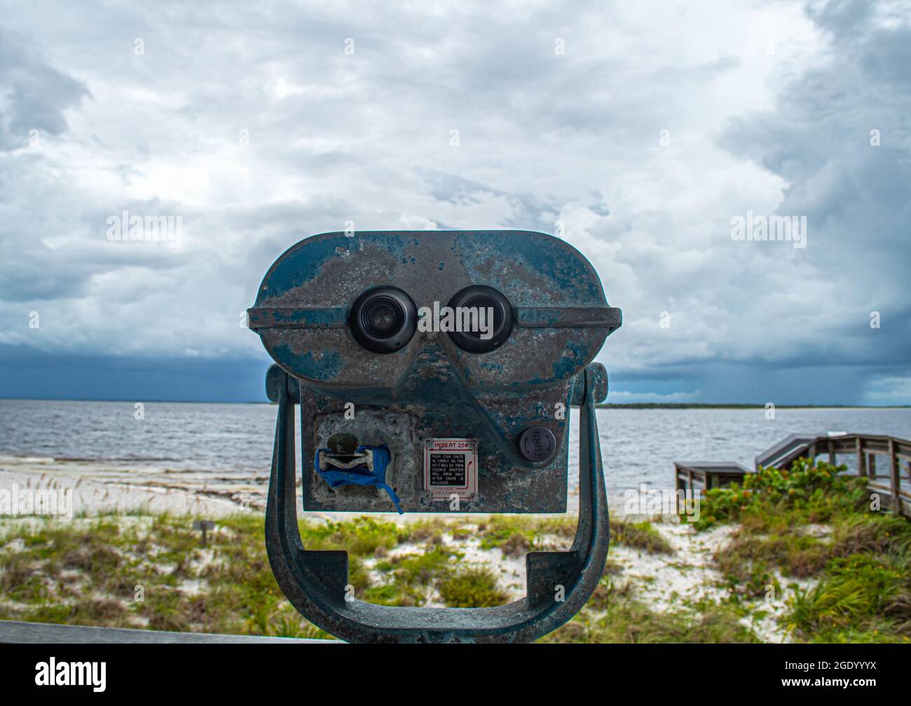Vue binoculaire depuis le phare et le musée de Port Boca Grande se tenir fort sur l'île de Gasparilla comme une tempête tropicale avec des nuages noirs se profilant au large de la côte Banque D'Images Vue binoculaire depuis le phare et le musée de Port Boca Grande se tenir fort sur l'île de Gasparilla comme une tempête tropicale avec des nuages noirs se profilant au large de la côte Banque D'Images