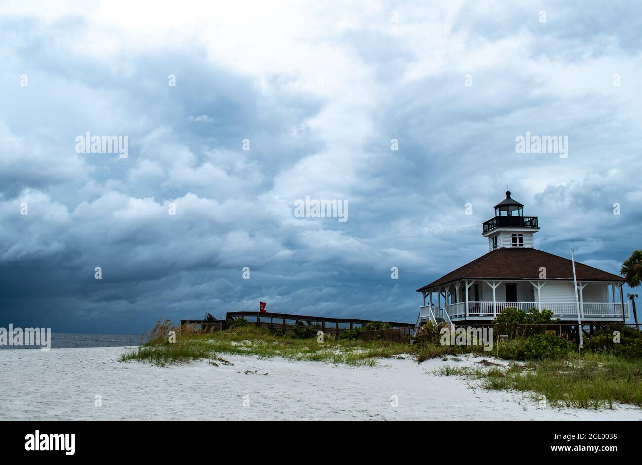 Le phare et le musée de Port Boca Grande sur l'île de Gasparilla comme une tempête tropicale avec des nuages noirs menace au large de la côte dans le golfe du Mexique Banque D'Images