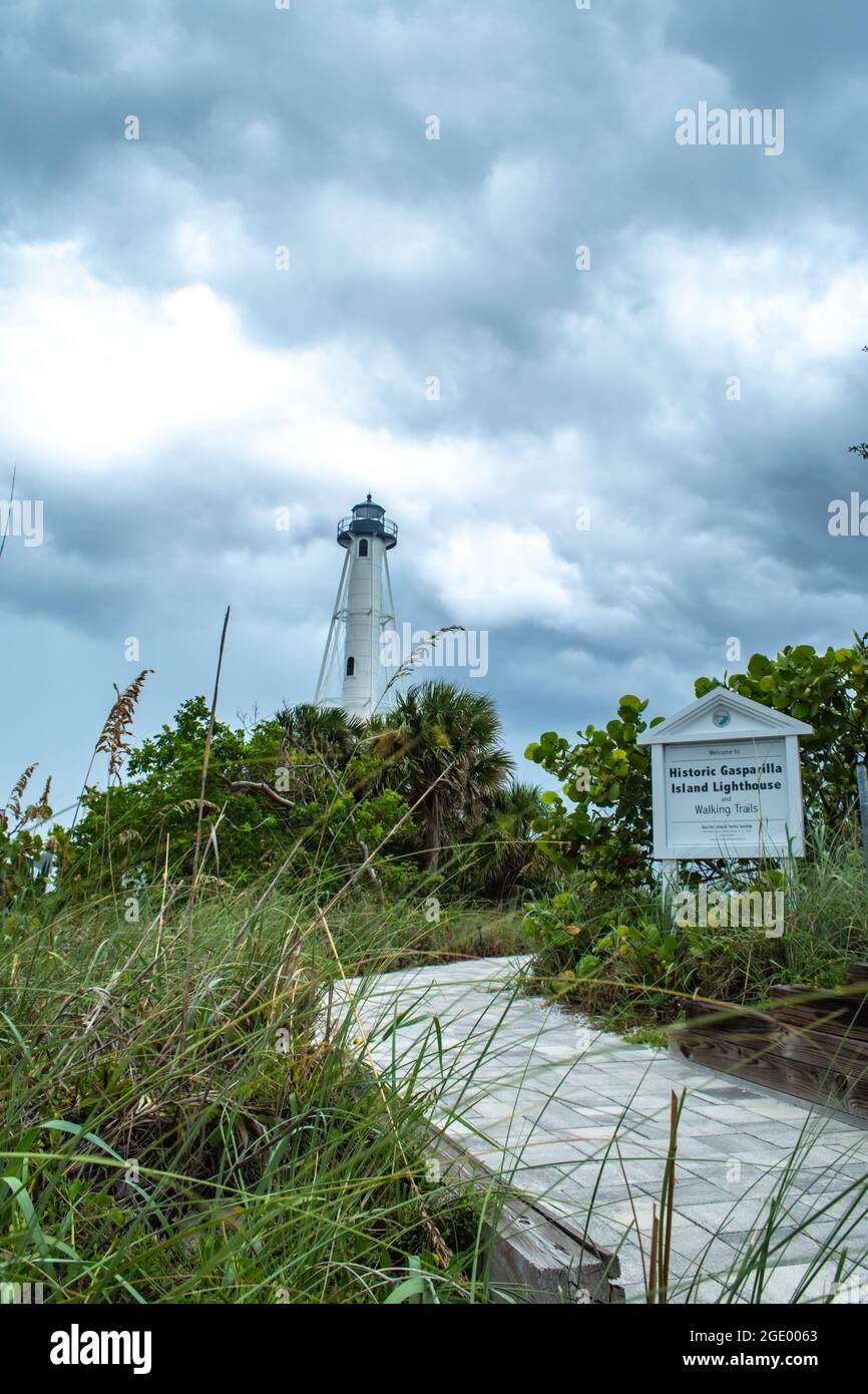 Le phare antique de Boca Grande, FL, destination de référence lors d'une journée d'été tempête nuageux tandis que des nuages de tempête se rassemblent au-dessus du golfe du Mexique Banque D'Images Le phare antique de Boca Grande, FL, destination de référence lors d'une journée d'été tempête nuageux tandis que des nuages de tempête se rassemblent au-dessus du golfe du Mexique Banque D'Images