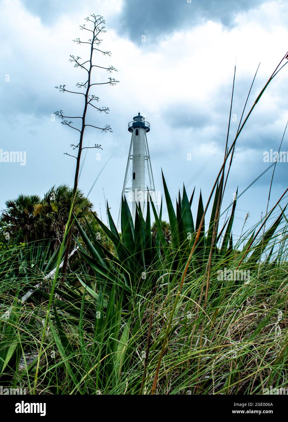 Le phare antique de Boca Grande, FL, destination de référence lors d'une journée d'été tempête nuageux tandis que des nuages de tempête se rassemblent au-dessus du golfe du Mexique Banque D'Images Le phare antique de Boca Grande, FL, destination de référence lors d'une journée d'été tempête nuageux tandis que des nuages de tempête se rassemblent au-dessus du golfe du Mexique Banque D'Images