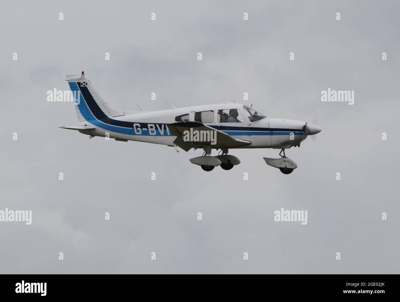 G-BVNS, un Piper PA-28-181 Cherokee Archer II exploité par Scottish Airways dépliants, à l'Aéroport International de Prestwick en Ayrshire. Banque D'Images