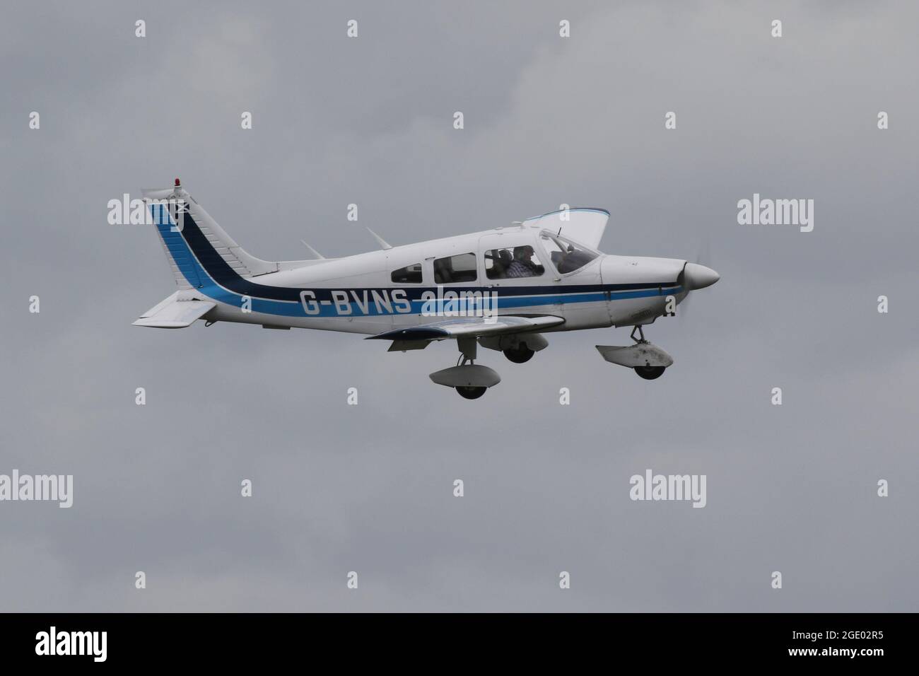 G-BVNS, un Piper PA-28-181 Cherokee Archer II exploité par Scottish Airways dépliants, à l'Aéroport International de Prestwick en Ayrshire. Banque D'Images