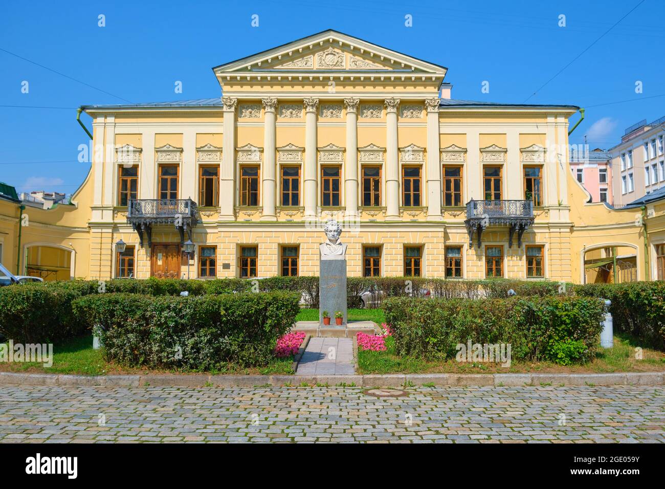 Monument-buste à l'écrivain russe A.S. Pushkin avant l'entrée de la bibliothèque-salle de lecture nommée d'après Pouchkine, sélective de l'attention sur le buste: MOS Banque D'Images Monument-buste à l'écrivain russe A.S. Pushkin avant l'entrée de la bibliothèque-salle de lecture nommée d'après Pouchkine, sélective de l'attention sur le buste: MOS Banque D'Images