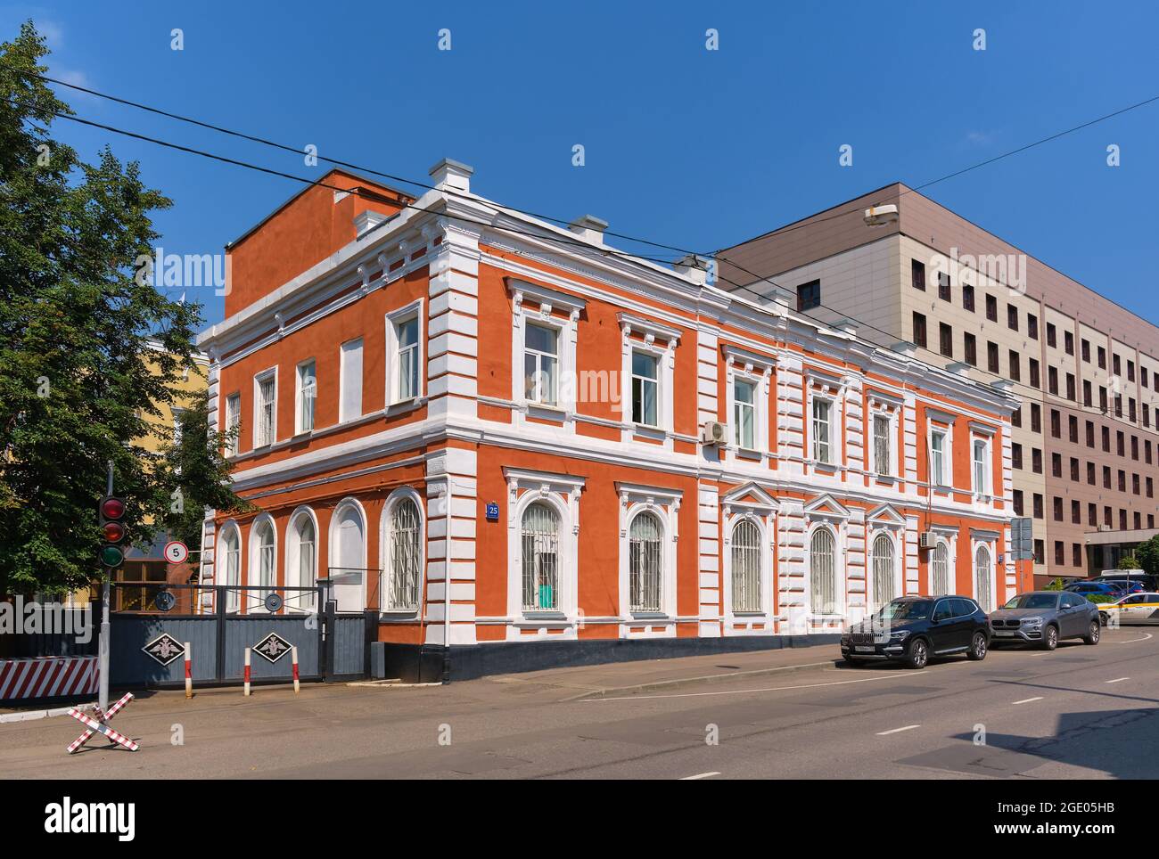 Vue sur l'ancienne maison du fabricant de textiles P.I. Guchkov, construit en 1873, architecte Vivien: Moscou, Russie - 09 août 2021 Banque D'Images