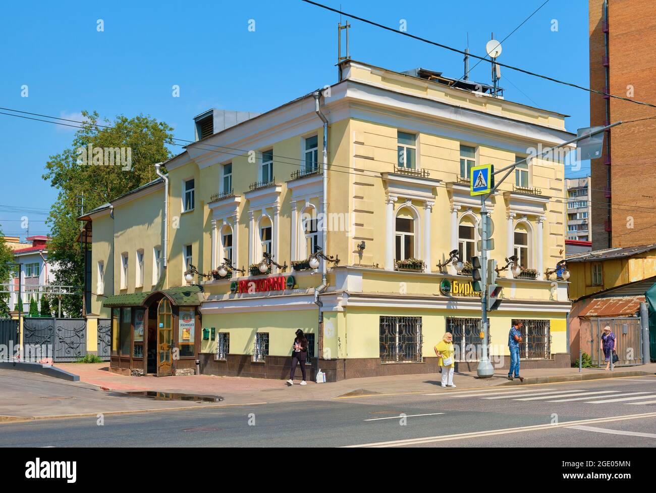 Rue Bakuninskaya, vue sur une ancienne petite maison de trois étages construite en 1917 : Moscou, Russie - 09 août 2021 Banque D'Images