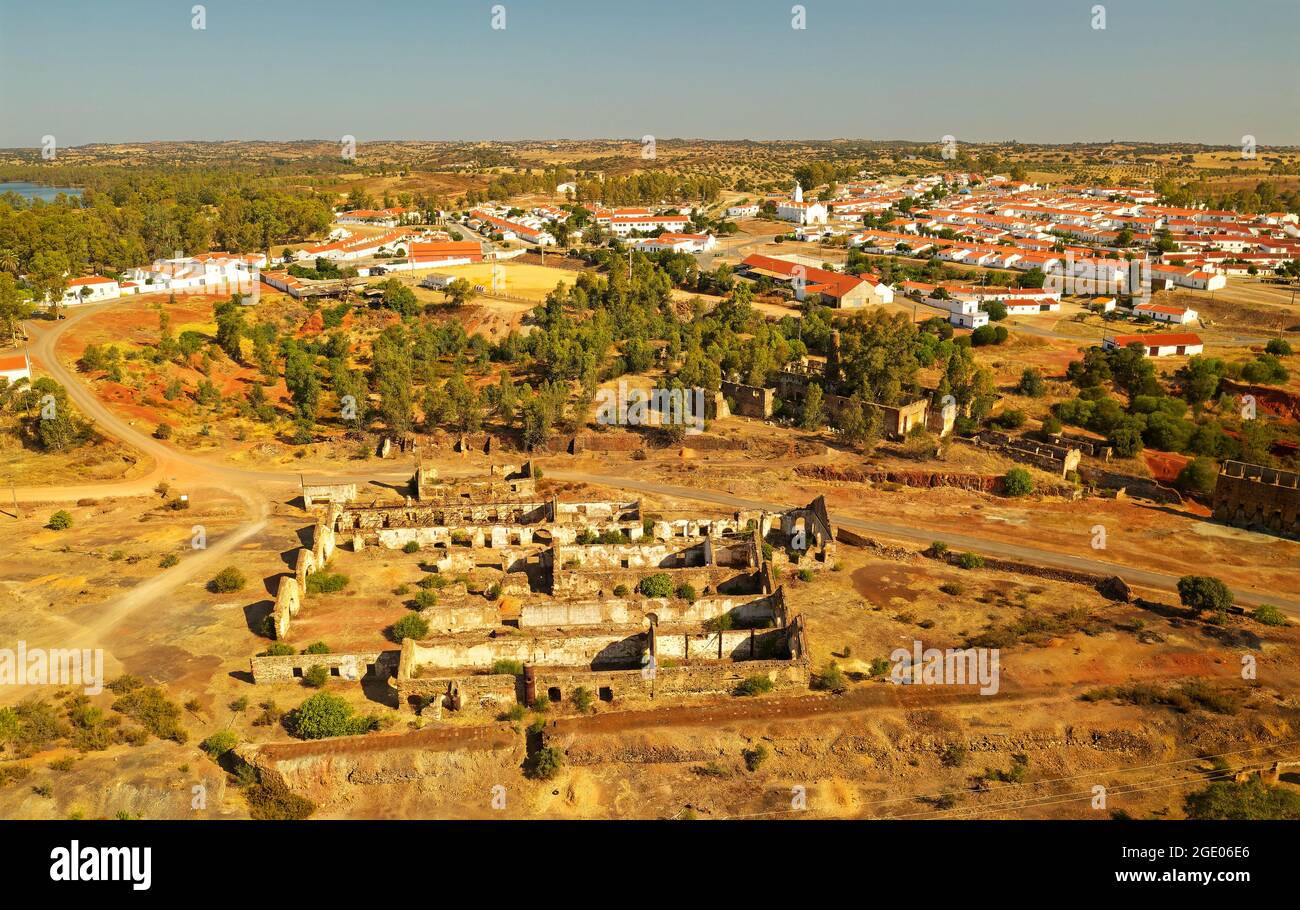 Corte do Pinto, village minier près de Mertola au Portugal, lac artificiel avec eau acide, ancienne industrie minière. Banque D'Images