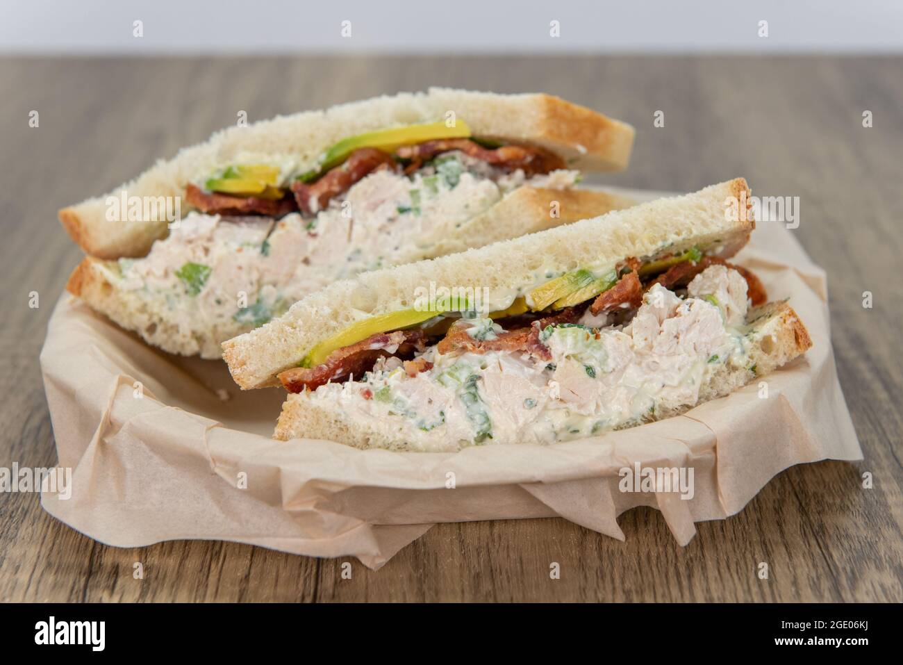 Sandwich à salade de poulet chargé de toutes les bonnes garnitures et de mayonnaise pour remplir complètement tout appétit pour un repas. Banque D'Images
